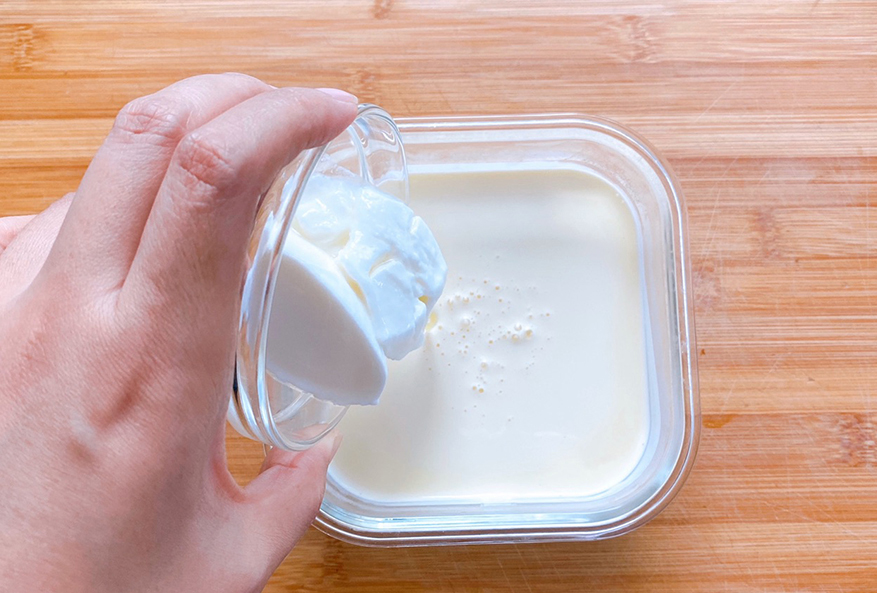 Đổ whipping cream vào hộp sạch