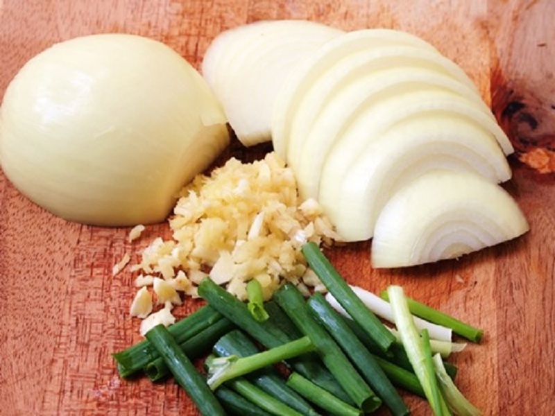Hành tây là nguyên liệu chính cho món ăn Vịt om hành tây.