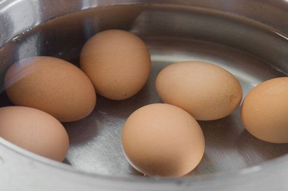 8 mẹo vặt trong bếp: luộc trứng không nứt vỏ