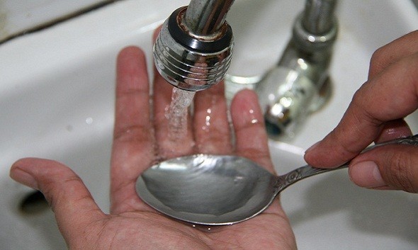 8 mẹo vặt trong bếp: khử mùi hành tỏi trên tay