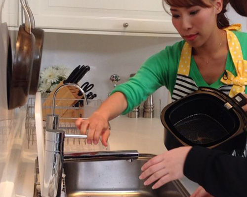Học các bà nội trợ Nhật cách rửa bát nhanh - sạch - tiết kiệm nước