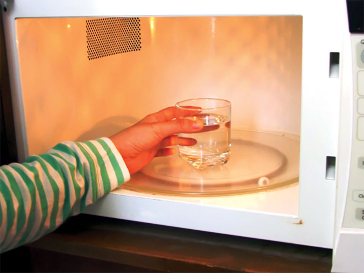 Chỉ với một chút rượu trắng, bạn sẽ vệ sinh lò vi sóng dễ dàng tại nhà