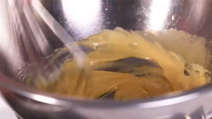 Bước 2 Đánh lòng đỏ trứng Sốt Hollandaise