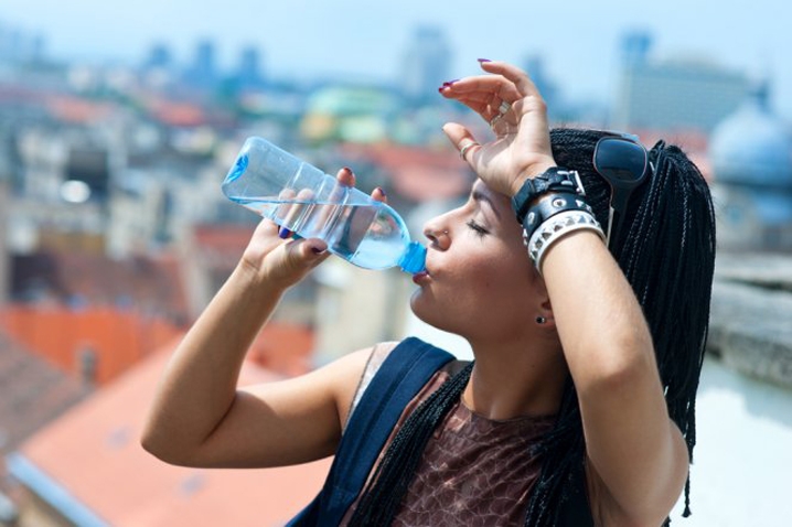 Bạn nên thường xuyên uống nước để bổ sung lượng nước bị thiếu hụt cho cơ thể.