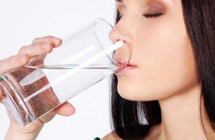 Bạn có thể uống trực tiếp nước muối sinh lý để giải độc cấp tốc cho cơ thể.