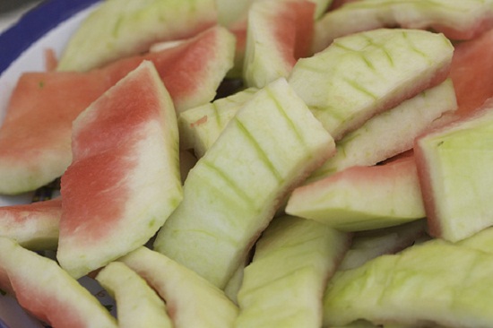 Độc lạ: Cách làm cùi dưa hấu ngâm chua ngọt ăn giải ngán cho những bữa cơm ngày Tết - Ảnh 1