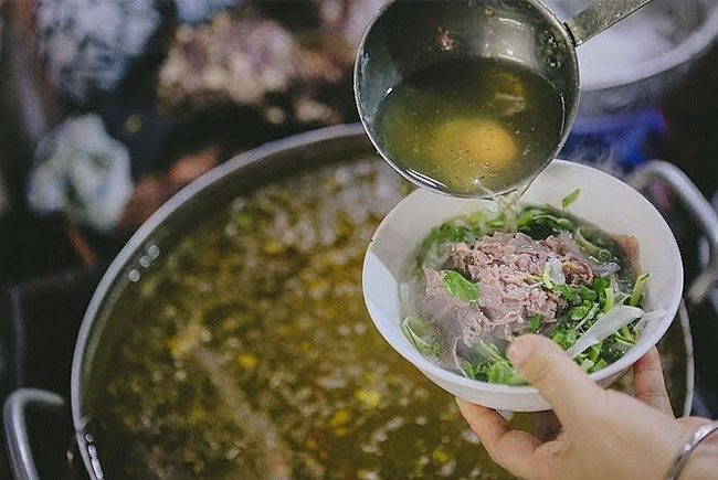 Mẹo làm sạch xương bò khi nấu món phở bò - Ảnh 2.