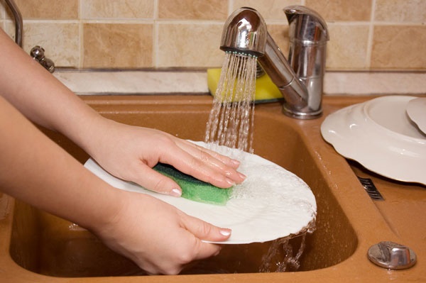 rửa bát đũa sạch với nước rửa chén senny