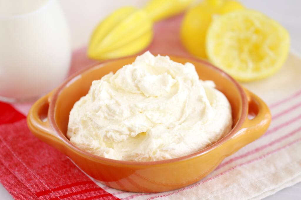 Cream cheese là nguyên liệu làm bánh dạng phô mai tươi, màu trắng, mềm, có vị nhẹ nhàng và hơi ngọt