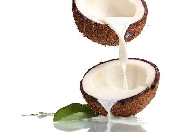 Nước cốt dừa là thành phần không thể thiếu để chế biến món đậu phộng thơm ngon.