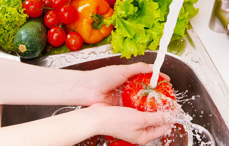 Rửa rau quả sạch hóa chất - bạn đã làm đúng cách chưa?