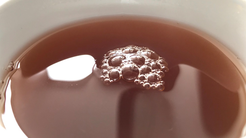 Lớp bọt khí khi nấu ăn, pha trà có thực sự độc hại?